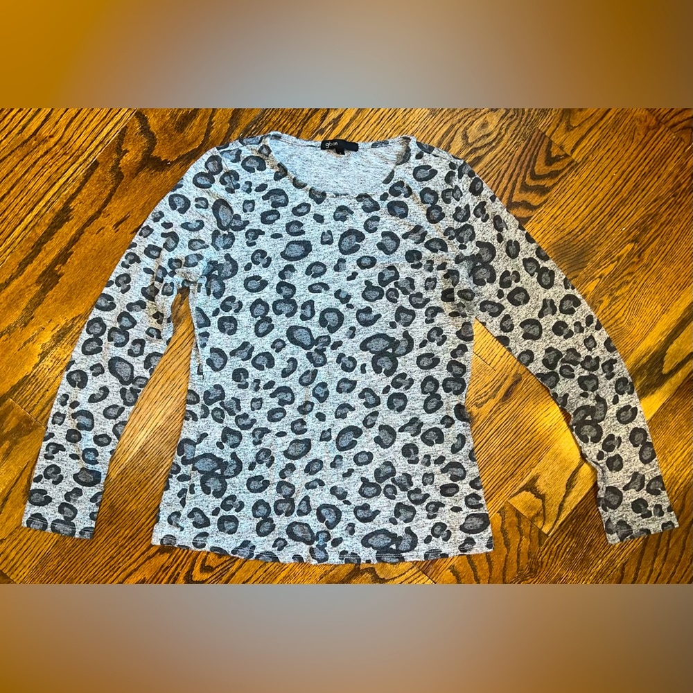 Gibson Cozy Fleece Fitted Top in Grey Leopard